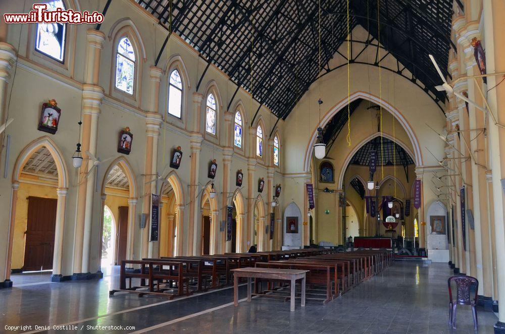 Immagine L'interno della St. Sebastian's Church, chiesa cattolica di Negombo che nel 2019 è stata teatro di un attentato terroristico. - © Denis Costille / Shutterstock.com