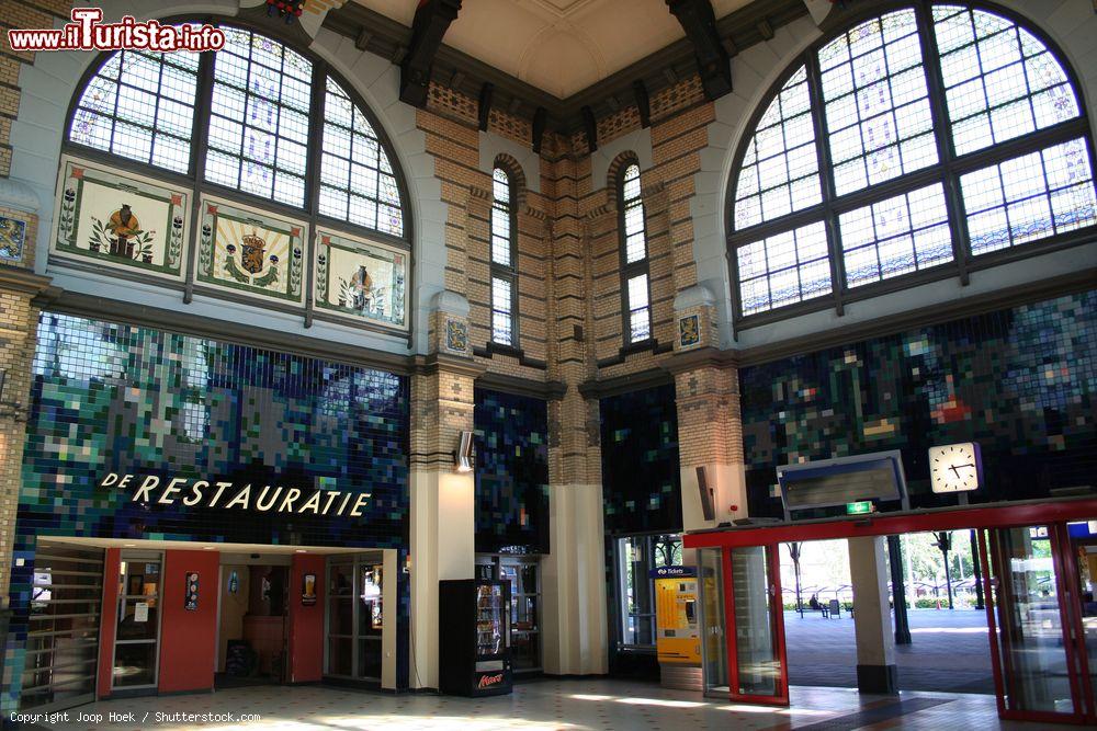 Immagine Interno della stazione ferroviaria di Leeuwarden, Paesi Bassi. La cittadina è capolinea della maggiore linea ferroviaria proveniente da sud ed è collegata con il centro di Amsterdam e l'aeroporto - © Joop Hoek / Shutterstock.com