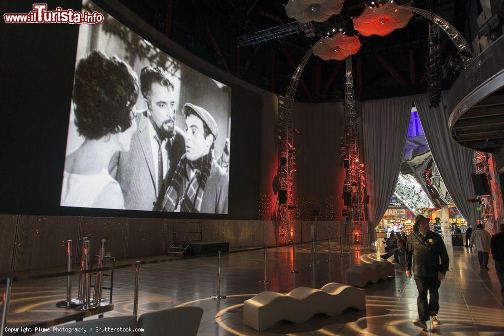 Immagine Interno dell'EMP Museum di Seattle, Washington. Ospita cimeli della storia del rock con particolare attenzione a tutte le band e ai musicisti originari della città - © Plume Photography / Shutterstock.com