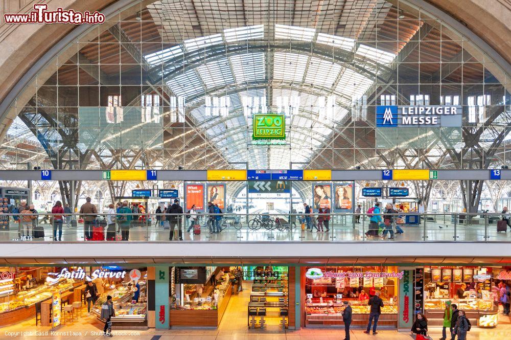 Immagine Interno dell'Hauptbahnhof, la stazione ferroviaria di Lipsia (Germania). L'edificio ospita anche il grande centro commerciale Promenaden Hauptbahnhof  - © Gaid Kornsilapa / Shutterstock.com