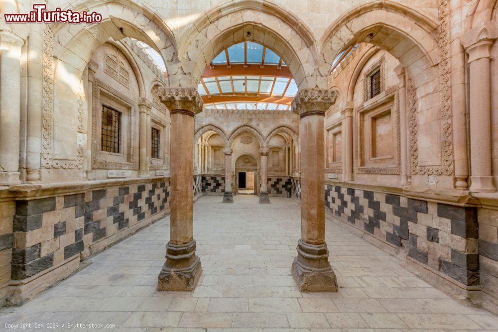 Immagine Interno dell'Ishak Pasha Palace di Dogubeyazit, distretto di Agri (Turchia). Questo edificio di epoca ottomana venne iniziato nel 1685 da Colak Abdi Pasha, bey della provincia di Beyazit  - © Cem OZER / Shutterstock.com