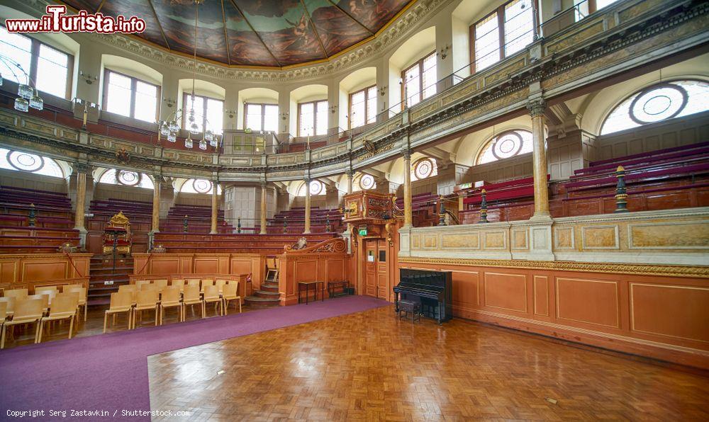 Immagine Interno dello Sheldonian Theatre a Oxford, Inghilterra. Nell'immagine, l'auditorium semi circolare per le cerimonie dell'università. Il soffitto decorato è opera di Robert Streater - © Serg Zastavkin / Shutterstock.com