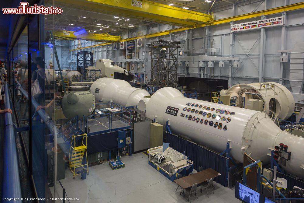 Immagine Interno dello Space Center Houston of Lyndon B. Johnson, Texas. E' la vecchia fabbrica di costruzione degli shuttle spaziali della NASA; si trova vicino alla baia di Galveston, a 40 km da Houston - © Oleg Anisimov / Shutterstock.com