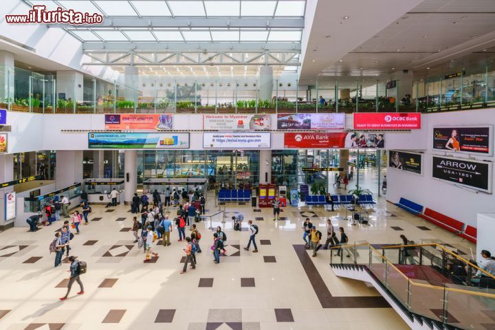 Immagine Interno dello Yangon international Airport, Myanmar. E' il principale e più trafficato scalo aeroportuale del paese - © Tooykrub / Shutterstock.com