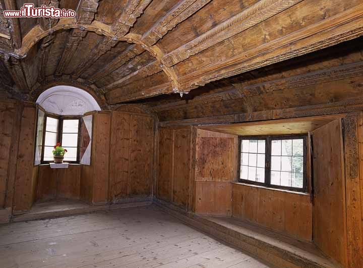 Immagine Interno in legno di un antico ristorante a Castel Forte © Marco Santini