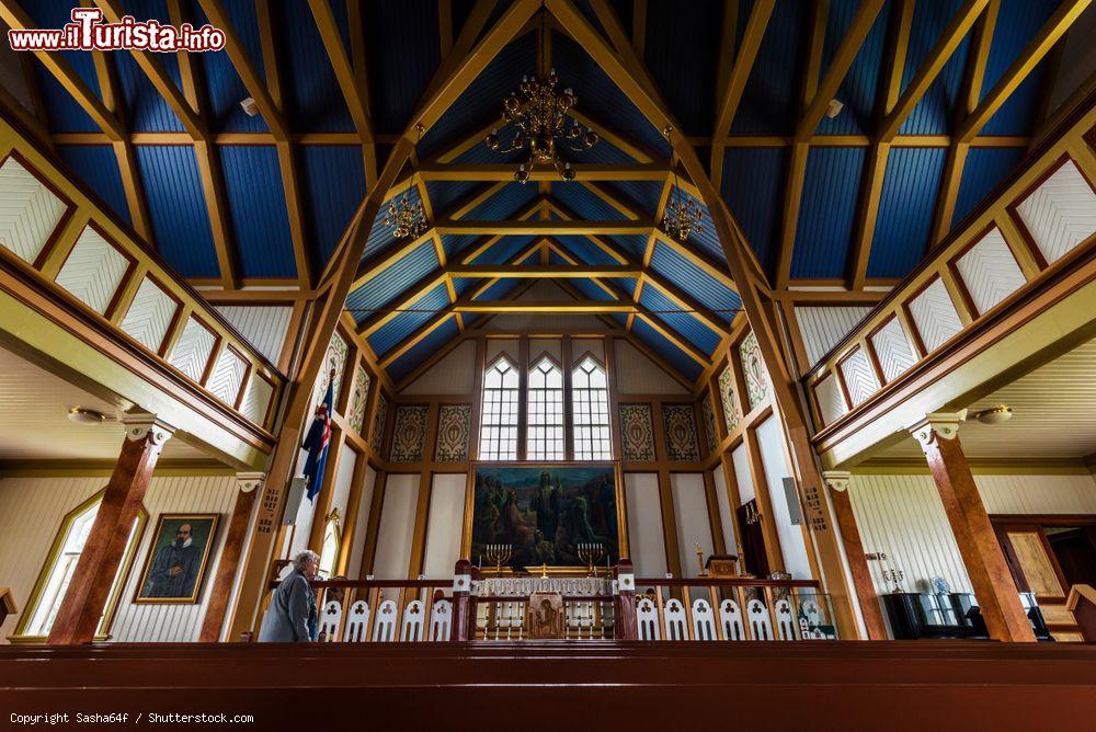 Immagine L'interno di una chiesa nella cittadina di Husavik, paese di circa 2200 abitanti nel nord dell'Islanda - © Sasha64f / Shutterstock.com