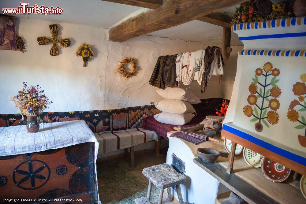 Immagine L'interno di un'antica casa nel Museum of Ukrainian Folk Architecture a Kiev, Ucraina. Tessuti e suppellettili tradizionali utilizzati un tempo in questo territorio - © Chamille White / Shutterstock.com