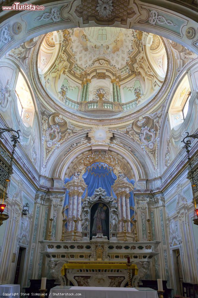 Immagine Interno di un'antica chiesa medievale nel borgo di Murazzano, Langhe, Piemonte. Sopra l'altare maggiore, riccamente decorato, s'innalza una bella volta con affreschi - © Steve Sidepiece / Shutterstock.com