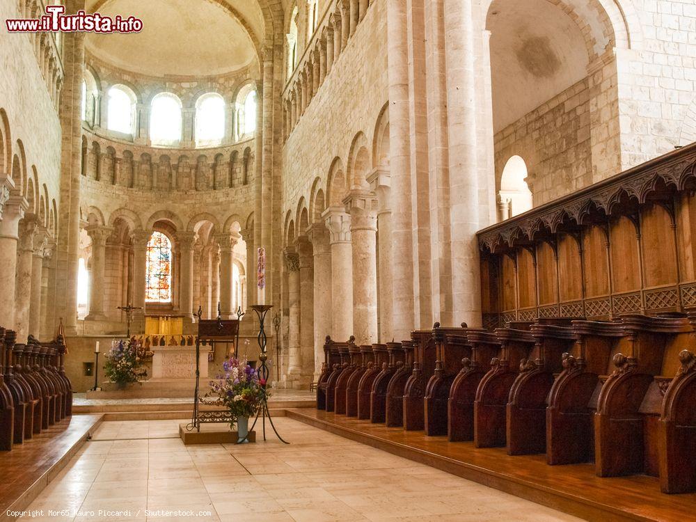 Immagine Interno illuminato di una chiesa a Saint-Benoit-sur-Loire, Francia - © Mor65_Mauro Piccardi / Shutterstock.com