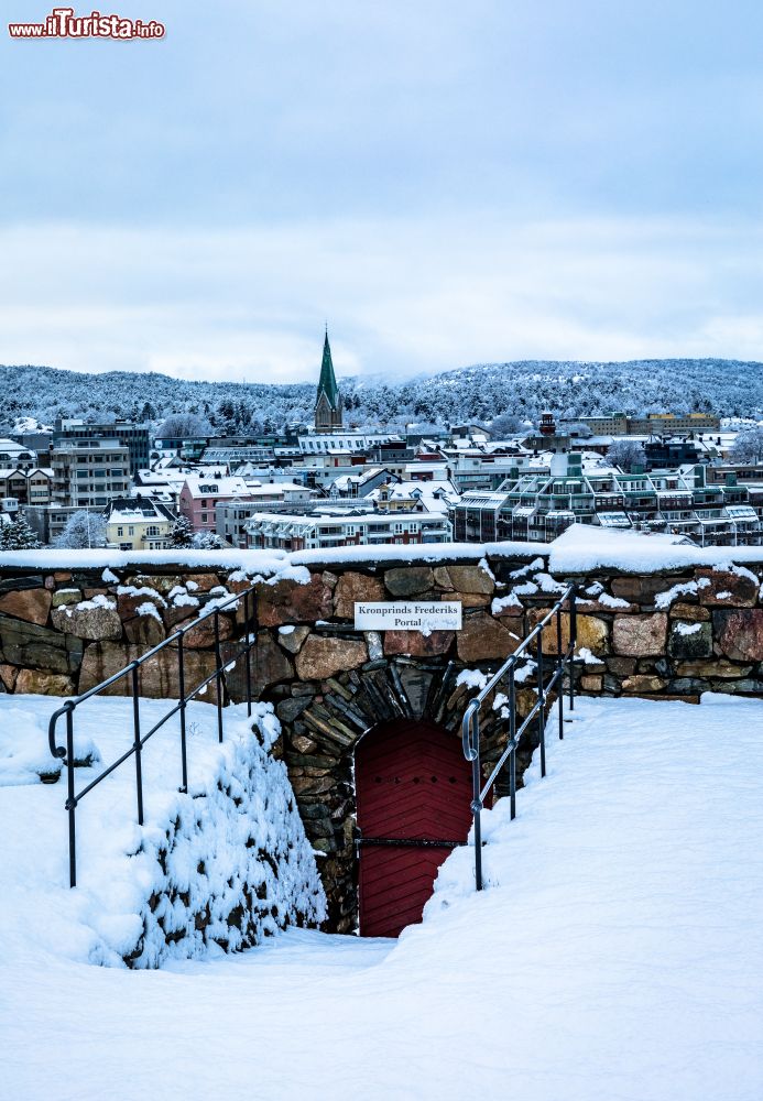 Immagine Inverno nella città di Kristiansand, Norvegia. La porta del Principe Fredericks sull'isoletta di Odderoya con la città norvegese sullo sfondo.