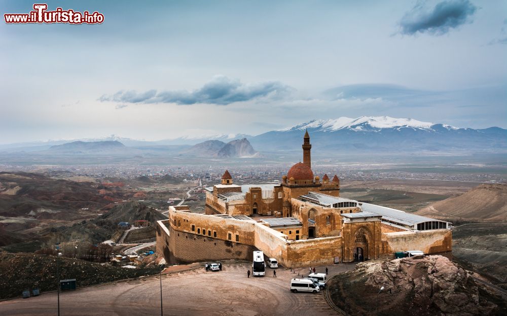 Immagine Ishak Pasha Palace nel distretto di Agri a Dogubeyazit, Turchia. Si tratta di un palazzo semi-rovinato nonché complesso amministrativo situato nella parte orientale del paese.