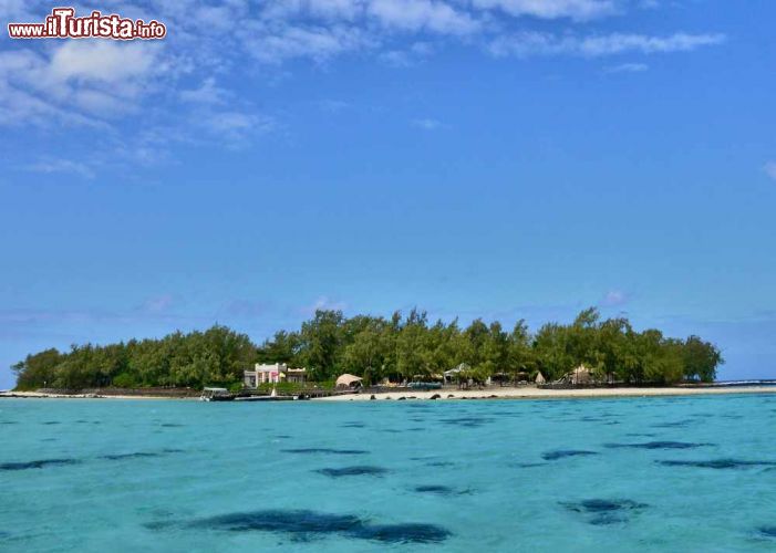 Immagine Ile de Deux Cocos nell'area di Mahebourg, Mauritius - Davanti all'ingresso della Blue Bay si trova questo incantevole isolotto abbracciato dalla laguna e circondato da uno spumeggiante oceano Indiano © Pack-Shot / Shutterstock.com