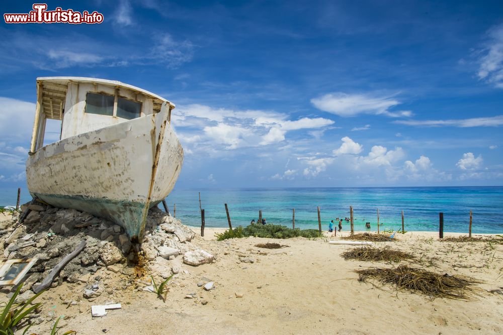 Immagine L'orizzonte si confonde con il blu del cielo sull'isola di Cozumel, nello stato del Quintana Roo (Messico) - foto © Shutterstock.com