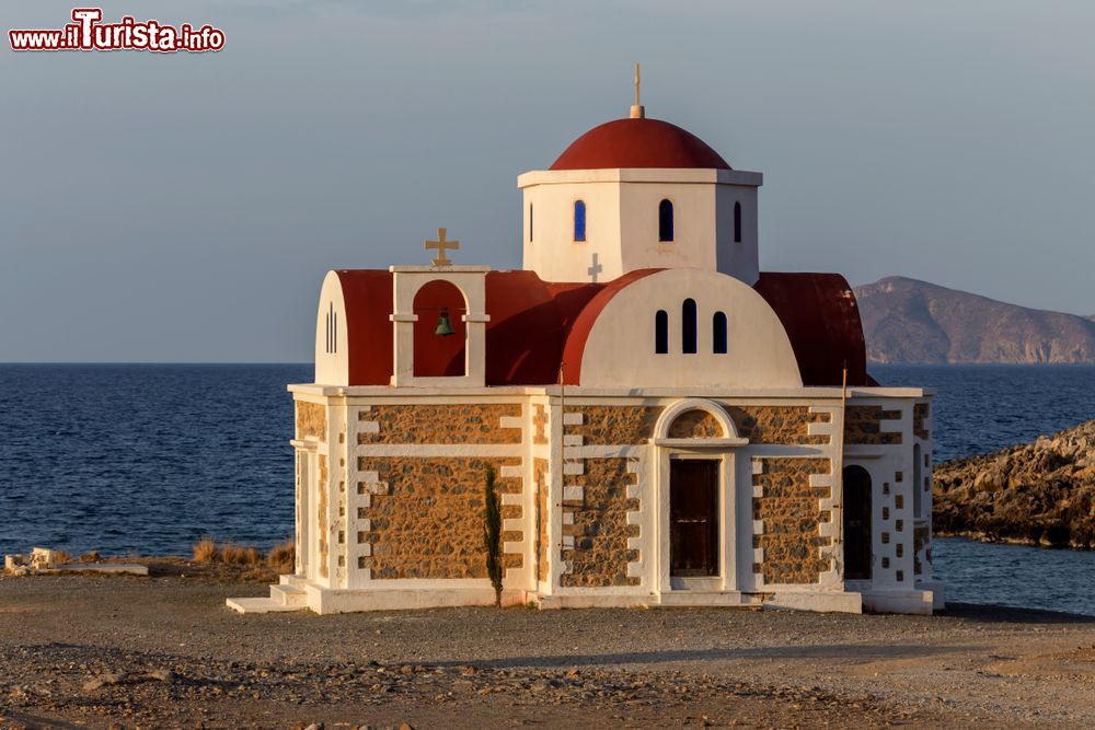 Immagine Isola di Creta, prefettura di Lassithi: una chiesa in pietra affacciata sul mare al tramonto.