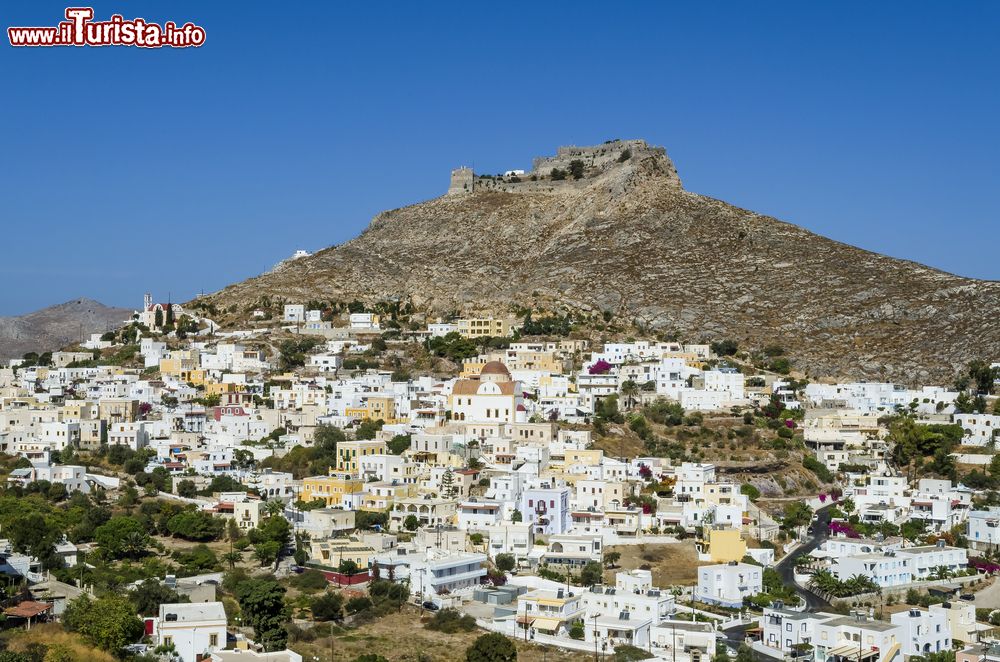 Immagine Isola di Lero, Grecia: il villaggio di Platanos con il castello sulla cima della collina.