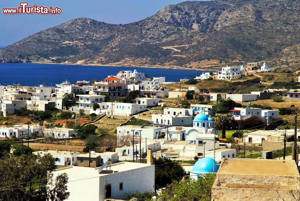 Immagine Isola di Lipsi, arcipelago del Dodecaneso, Grecia: uno scorcio del paesaggio con le tradizionali case bianche su cui spiccano le cupole azzurre delle cheise.