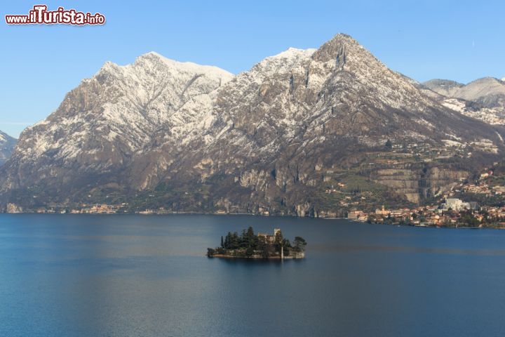 Immagine Isola di Loreto nel Lago d'Iseo. Di proprietà privata, quest'isolotto che sorge nel Lago d'Iseo accoglie un castello in stile neogotico attorno al quale sorgono un giardino di conifere, un piccolo porto e due torrette. A costruirlo nel 1910 fu il cavaliere Vincenzo Richieri - © Zocchi Roberto / Shutterstock.com