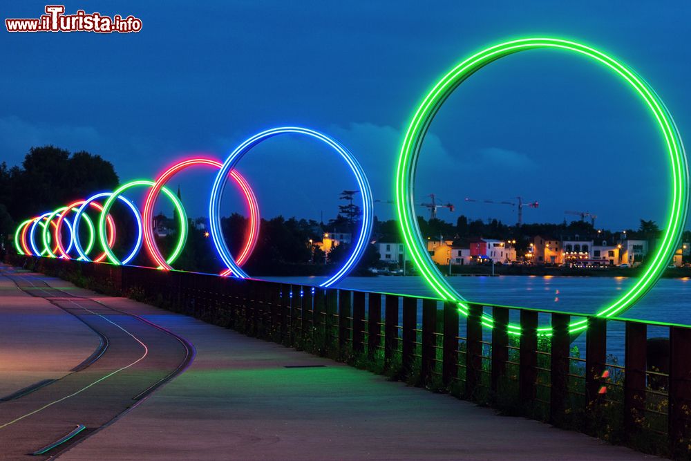 Immagine L'isola di Nantes fotografata di notte, Francia. Oggetto di un importante intervento di rinnovamento urbano, l'ile de Nantes rappresenta uno degli antichi quartieri operai della città.