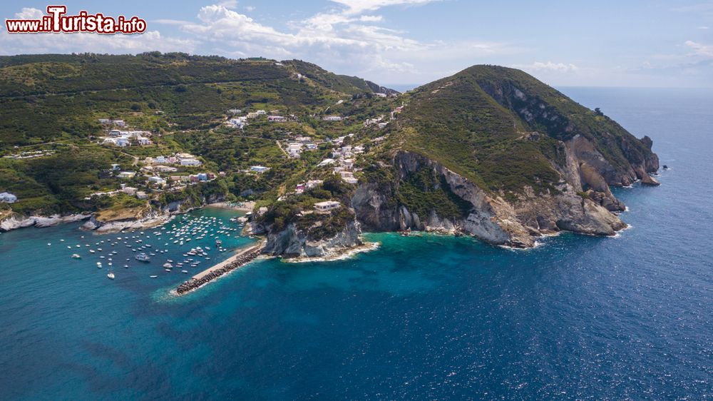 Immagine Isola di Ponza in elicottero, la vista di Cala Feola