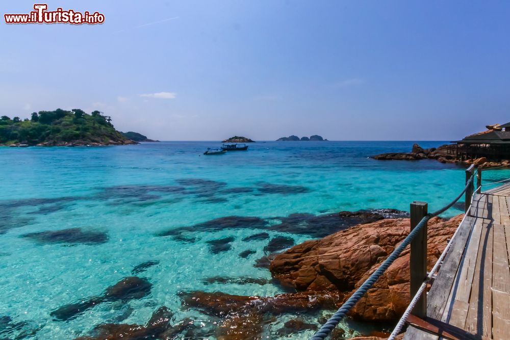 Immagine Isola di Redang, Malesia: l'acqua trasparente del Mar Cinese Meridionale vista da una passerella in legno lungo la spiaggia.