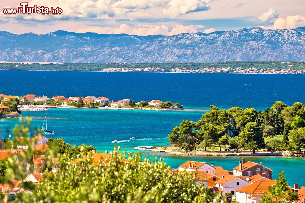 Immagine Isole dell'arcipelago di Zadar (Croazia) con sullo sfondo il monte Velebit. Le Alpi Bebie, Velebit in croato, sono la più estesa catena montuosa della Croazia.