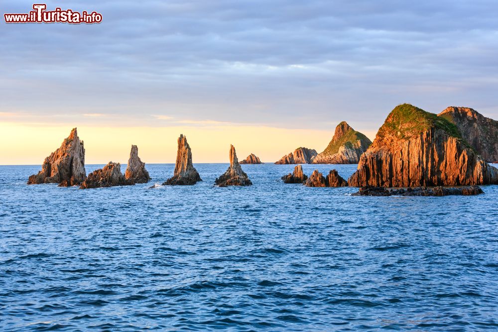 Immagine Isolette appuntite vicino a Gueirua Beach, Asturie, Spagna: un bel paesaggio sull'Atlantico al crepuscolo.