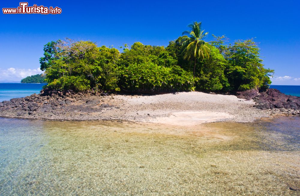 Immagine Un isolotto dell'arcipelago di Coiba, Panama. Qui la temperatura media si aggira sui 26° e la percentuale di umidità attorno all'80%.