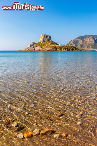 Immagine Panorama della piccola isola di Kastri nei pressi di Kos, Grecia. Questo minuscolo isolotto è circondato dal luccicante mare Egeo e ospita la chiesetta di Agios Nikolaos - © S.Borisov / Shutterstock.com