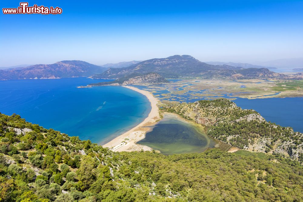 Immagine Iztuzu Beach e la cittadina di Dalyan viste dall'alto, Turchia. La città è situata fra i distretti di Marmaris e Fethiye sulla costa sud occidentale della Turchia.