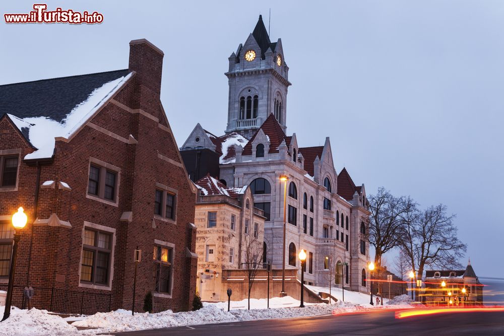 Immagine Jefferson City, Missouri, all'alba: Cole County Courthouse in inverno con la neve. 