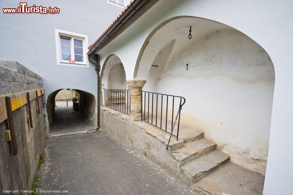 Immagine Judenburg, un passaggio pubblico visto da una casa medievale con archi (Austria) - © Timelynx / Shutterstock.com