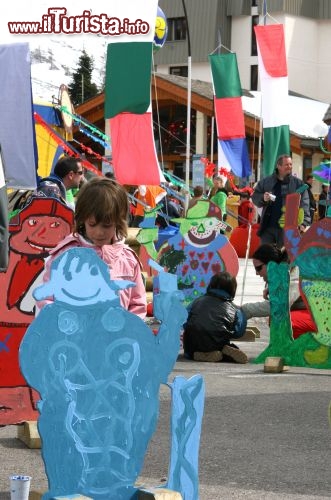 Immagine Giochi per bambini alle Deux Alpes in Francia. La stazione sciistica si distingue per l'attenzione alle famiglie, con servizi di baby sitting nei pressi delle piste per bambini e ragazzi fino ai 12 anni - © bruno longo - www.les2alpes.com