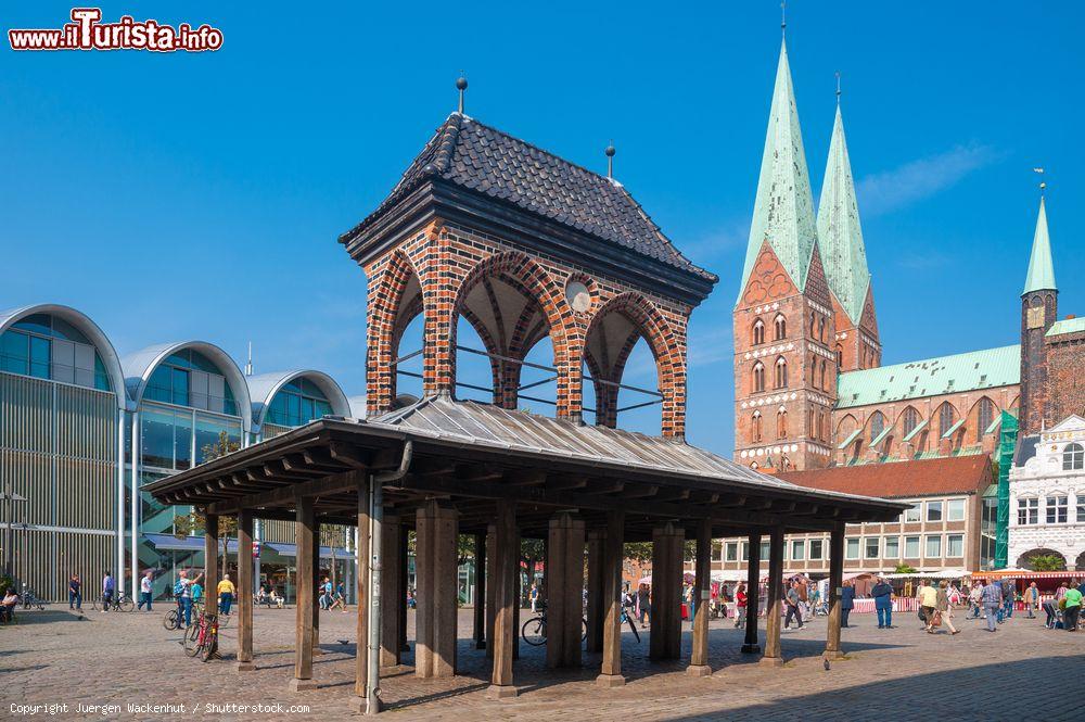 Immagine Kaat, noto anche come gogna, nell'area del emrcato di Lubecca (Germania) con la chiesa di Santa Maria sullo sfondo - © Juergen Wackenhut / Shutterstock.com