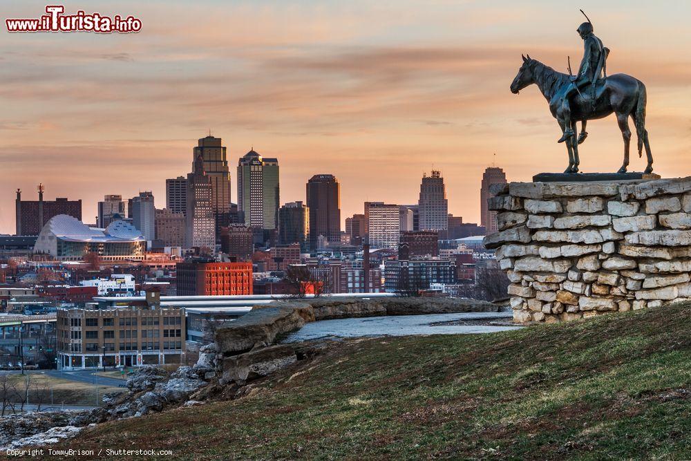 Immagine Kansas City Scout al sorgere del sole, Missouri. La scultura dell'esploratore indiano è uno dei simboli della città - © TommyBrison / Shutterstock.com