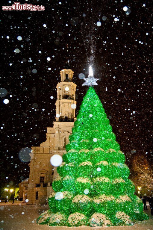 Immagine Il Villaggio di Natale e l'albero in Piazza del Municipio a Kaunas (Lituania).