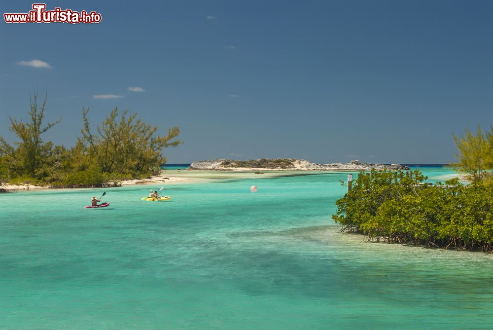 Immagine Kayak in uscita dal porto di Cat Island, Bahamas.