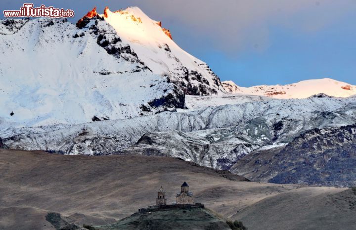 Immagine Panorama invernale con la chiesa Tsminda Sameba a Gergeti, Caucaso (Georgia).