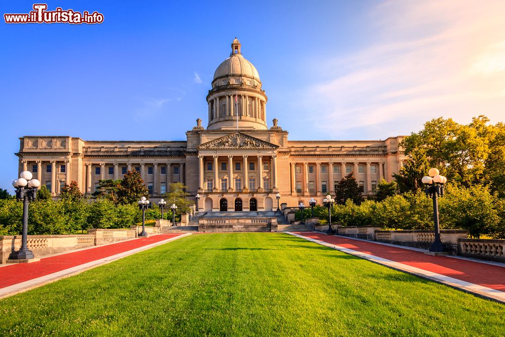 Immagine Il Kentucky State Capitol a Frankfort, Michigan. Venne costruito fra il 1905 e il 1909 dall'architetto Frank Mills Andrews e realizzato in stile Beaux-Arts.