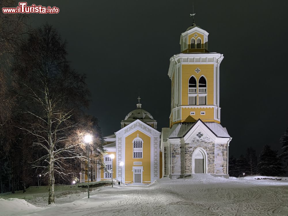 Immagine Kerimaki, Finlandia: la chiesa fotografata di sera con la neve.