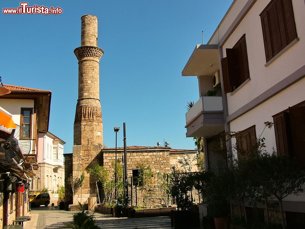 Immagine Kesik Minaret Mosque nella vecchia Kaleici ad Antalya, Turchia. Costruito in origine come tempio romano nel II° secolo d-C., questo edificio di culto fu convertito prima in una chiesa bizantina in onore della Vergine Maria e infine, nel XIII° secolo, in una moschea. In questo periodo venne aggiunto il minareto noto anche come "Broken Minaret".