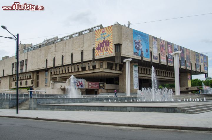 Immagine Kharkiv National Academic Opera e il Teatro del Balletto intitolato a Lysenko, Ucraina. Questo austero edificio in cemento è stato costruito con linee semplici agli inizi degli anni '90 - © mashimara / Shutterstock.com