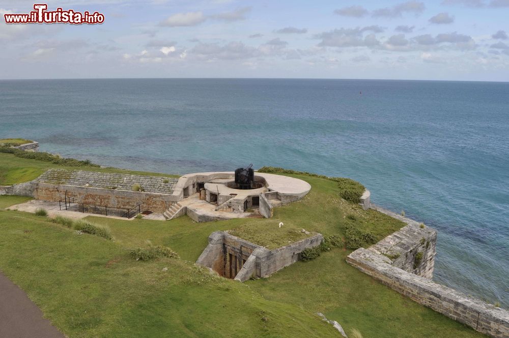 Immagine King's Wharf, Bermuda, visto dall'alto. E' il principale porto di Bermuda; situato sulla punta occidentale dell'isola, è noto anche con il nome di Royal Naval Dockyard. Venne costruito agli inizi del XIX° secolo come base navale britannica e vi rimase sino a quando le forze armate americane stabilirono qui due loro basi negli anni '50.