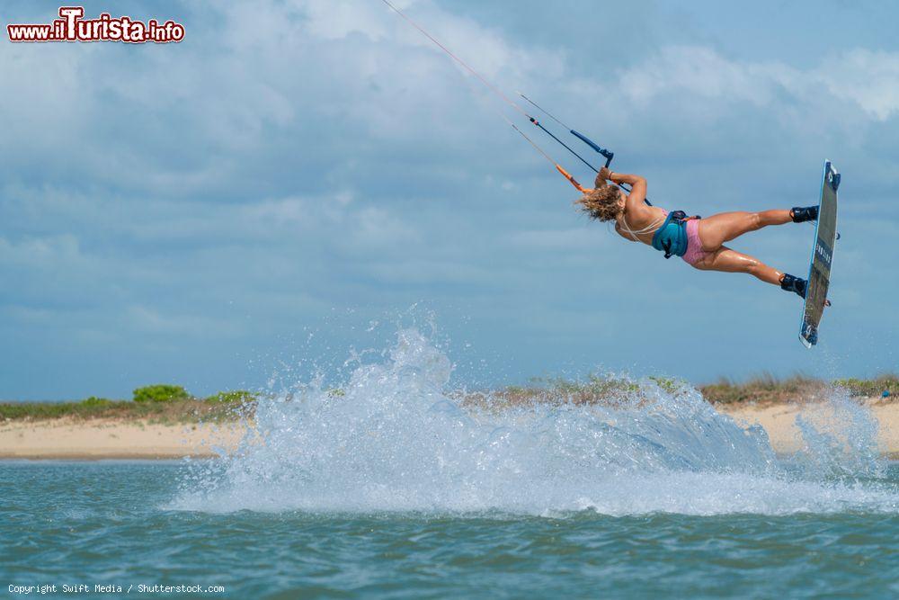 Immagine Paula Novotna durante un allenamento a Wella Island. Nella zona di Kalpitiya, nord di Negombo, appassionati da tutto il mondo arrivano per praticare kitesurf - © Swift Media / Shutterstock.com