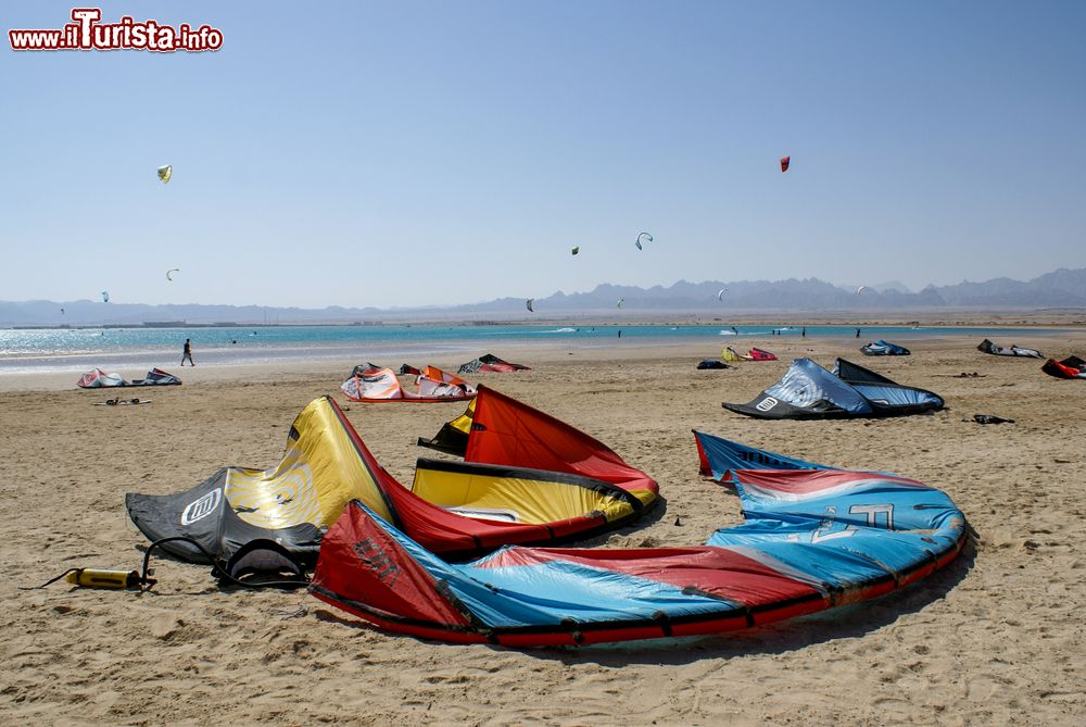 Immagine Kitesurf sulla spiaggia di Soma Bay, Hurghada, Egitto. In questa località del Mar Rosso si trovano diversi centri per il noleggio delle attrezzature sportive.