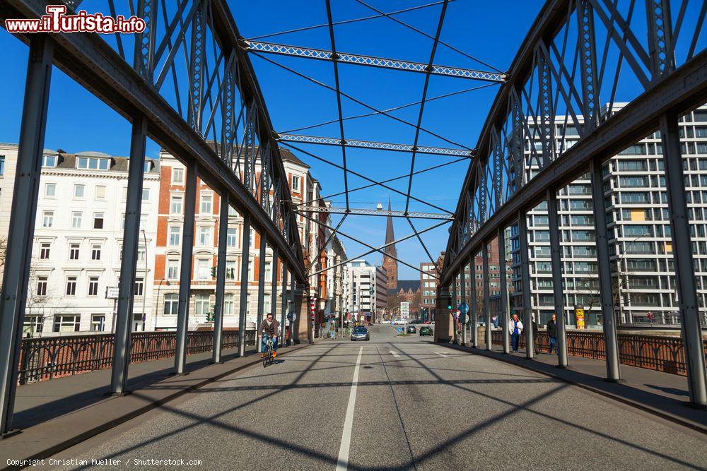 Immagine Kornhaus Bridge sullo Zollkanal a Amburgo, Germania. Amburgo è la seconda città della Germania con il decimo più grande porto al mondo - © Christian Mueller / Shutterstock.com