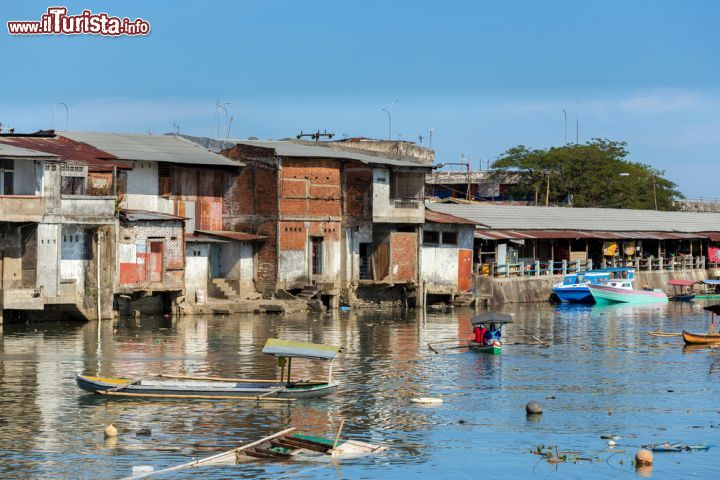 Immagine Kota Manado, o più semplicemente Manado, è il capoluogo della provincia del Sulawesi del Nord, Indonesia. La città conta circa cinquecentomila abitanti - foto © Artush / Shutterstock.com