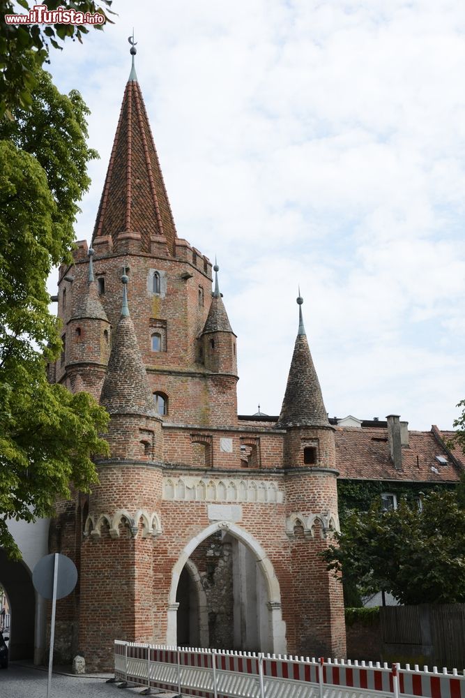 Immagine Kreuztor, la porta d'ingresso di Ingolstadt, Germania. Nota anche come Porta della Croce, questo edificio a pianta quadrata venne costruito in muratura nel 1363.