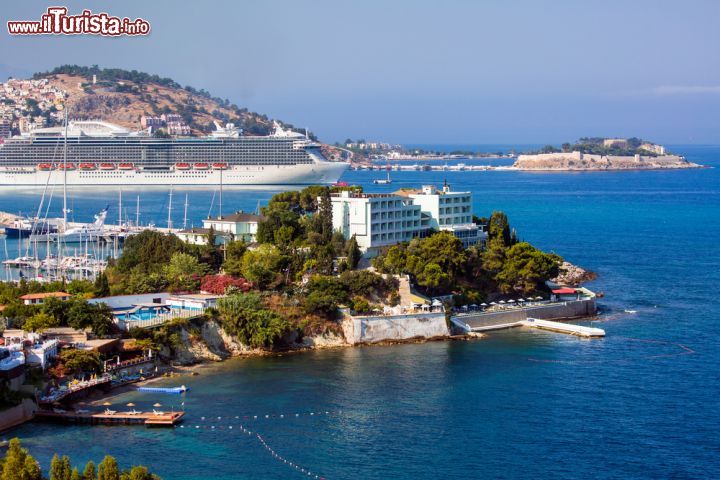 Immagine Kusadasi fotografata al mattino, Turchia - Cielo terso e acqua cristallina in questa immagine della città che la ritrae con i colori del mattino. Sullo sfondo, una delle grandi navi da crociera che attraccano nel suo porto turistico © muratart / Shutterstock.com