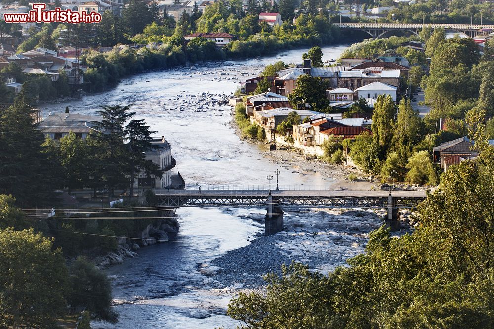 Immagine Kutisi e il fiume Rioni fotografati dall'alto, Georgia. La città è stata antica capitale del regno della Colchide, territorio che svolse un importante ruolo nella formazione etnica e culturale del popolo georgiano.