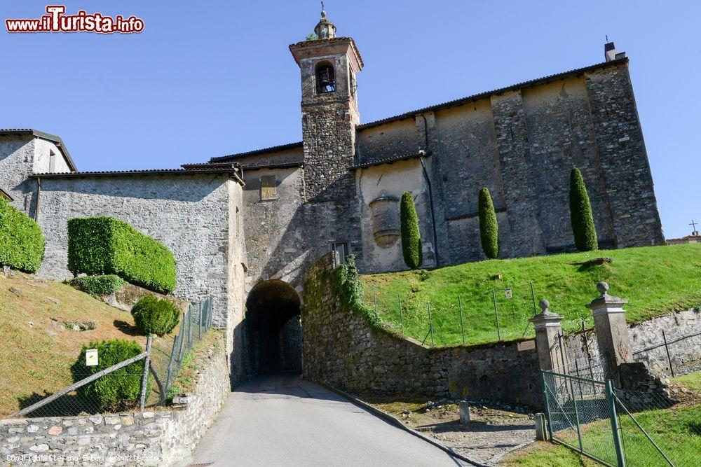 Immagine L'antica chiesa di San Sisinio a Mendrisio, Svizzera Italiana - © Stefano Ember / Shutterstock.com